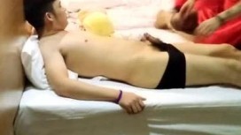 国产TS系列性感KK和小姐妹TS双飞帅帅的小处男