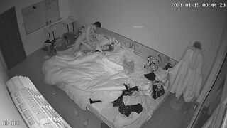 《破解家庭摄像头》监控偷拍夫妻过性生活把旁边熟睡的孩子弄醒了媳妇一边喂奶一边被草